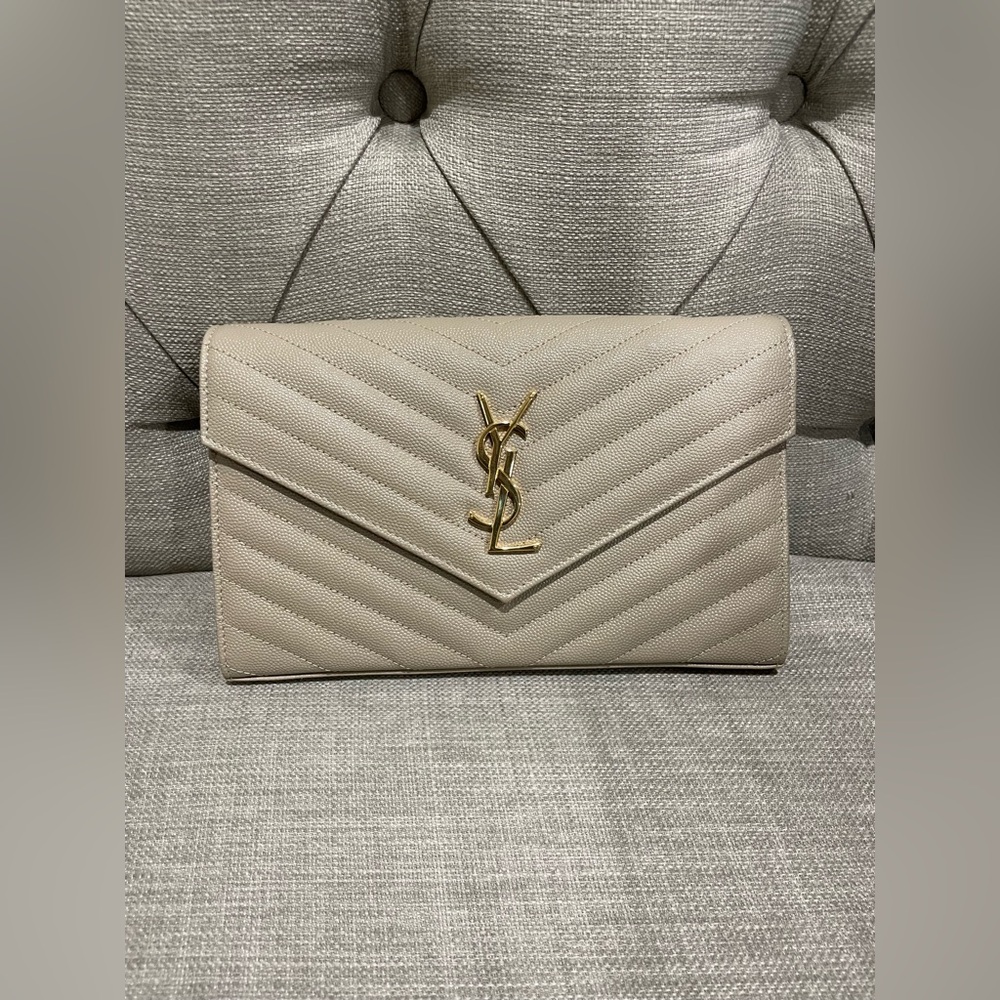 Saint Laurent CASSANDRE CHAIN WALLET IN GRAIN DE POUDRE LEATHER in Sea Salt